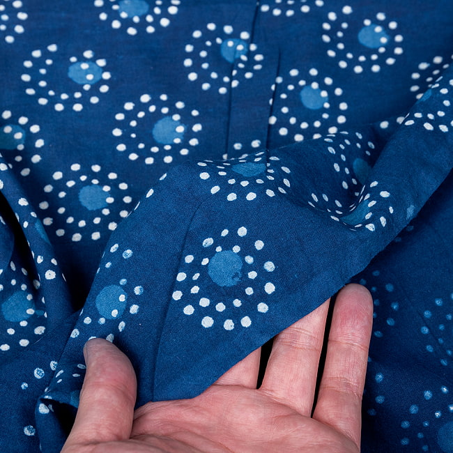 【5個セット】〔1m単位切り売り〕インドの伝統息づく 昔ながらの木版インディゴ藍染布 花火 ネイビー系〔幅約109cm〕 8 - 生地の拡大写真です