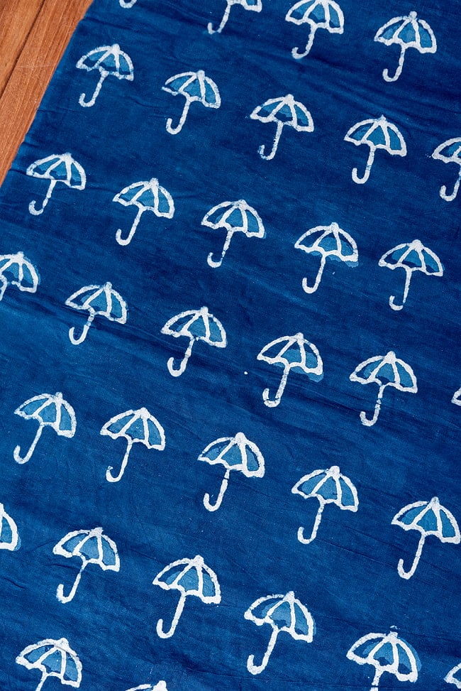 【5個セット】〔1m単位切り売り〕インドの伝統息づく　昔ながらの木版インディゴ藍染布　パラソル　ネイビー系〔幅約110cm〕 4 - とても良い雰囲気