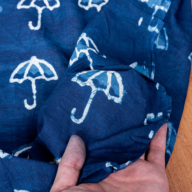 【5個セット】〔1m単位切り売り〕インドの伝統息づく　昔ながらの木版インディゴ藍染布　パラソル　ネイビー系〔幅約110cm〕 8 - 生地の拡大写真です