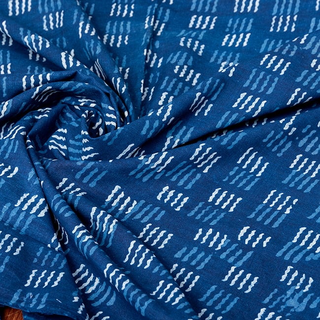 【5個セット】〔1m単位切り売り〕インドの伝統息づく　昔ながらの木版インディゴ藍染布　ネイビー系〔幅約113cm〕 6 - インドならではの風合い