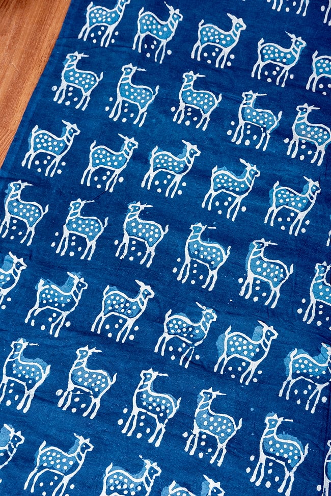 【5個セット】〔1m単位切り売り〕インドの伝統息づく　昔ながらの木版インディゴ藍染布　シカ　ネイビー系〔幅約109cm〕 4 - とても良い雰囲気