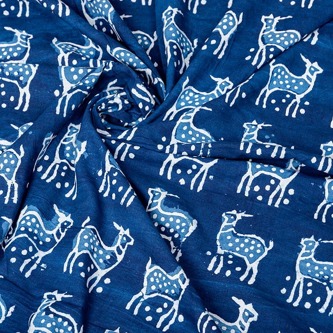 【5個セット】〔1m単位切り売り〕インドの伝統息づく　昔ながらの木版インディゴ藍染布　シカ　ネイビー系〔幅約109cm〕 6 - インドならではの風合い