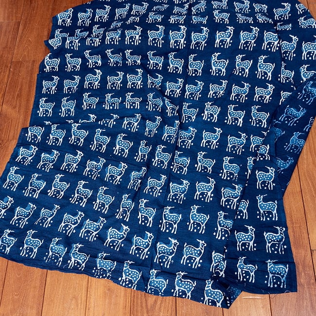 【5個セット】〔1m単位切り売り〕インドの伝統息づく　昔ながらの木版インディゴ藍染布　シカ　ネイビー系〔幅約109cm〕 7 - 全体写真です