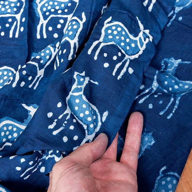 【5個セット】〔1m単位切り売り〕インドの伝統息づく　昔ながらの木版インディゴ藍染布　シカ　ネイビー系〔幅約109cm〕 8 - 生地の拡大写真です