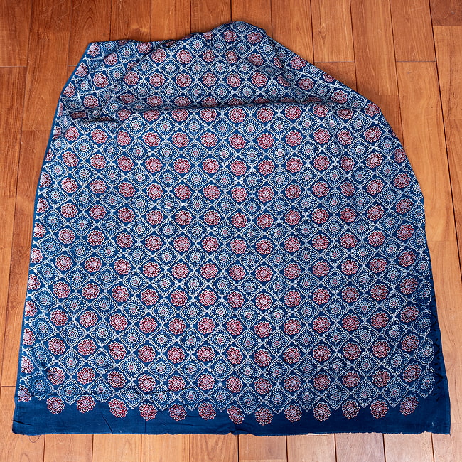 【5個セット】〔1m単位切り売り〕伝統アジュラックデザイン布　インディゴ染め　ネイビー系〔幅約109cm〕 3 - 1m単位で、ご注文個数に応じた長さでお送りいたします。横幅100cm以上ある大きな布なので、たっぷり使えます。