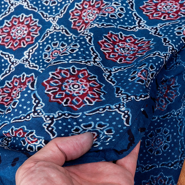 【5個セット】〔1m単位切り売り〕伝統アジュラックデザイン布　インディゴ染め　ネイビー系〔幅約109cm〕 8 - 生地の拡大写真です