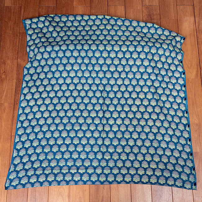 【5個セット】〔1m単位切り売り〕インドの伝統息づく　昔ながらのインディゴ藍染　ボタニカルデザイン布　ネイビー系〔幅約109cm〕 3 - 1m単位で、ご注文個数に応じた長さでお送りいたします。横幅100cm以上ある大きな布なので、たっぷり使えます。