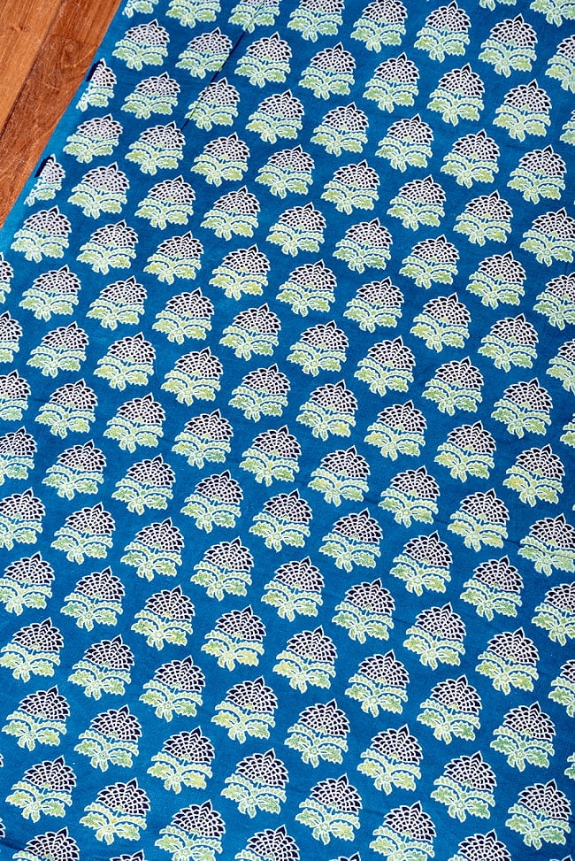 【5個セット】〔1m単位切り売り〕インドの伝統息づく　昔ながらのインディゴ藍染　ボタニカルデザイン布　ネイビー系〔幅約109cm〕 4 - とても良い雰囲気