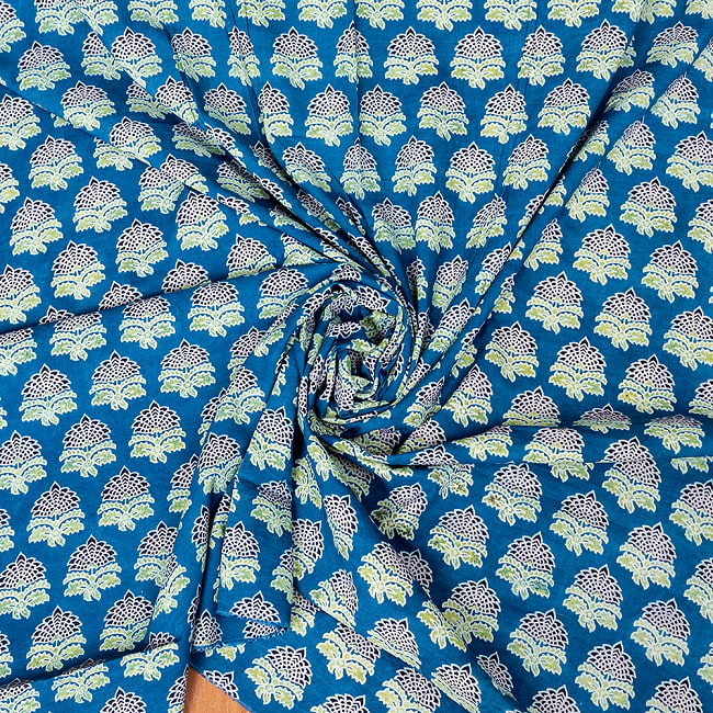 【5個セット】〔1m単位切り売り〕インドの伝統息づく　昔ながらのインディゴ藍染　ボタニカルデザイン布　ネイビー系〔幅約109cm〕 5 - 拡大写真です