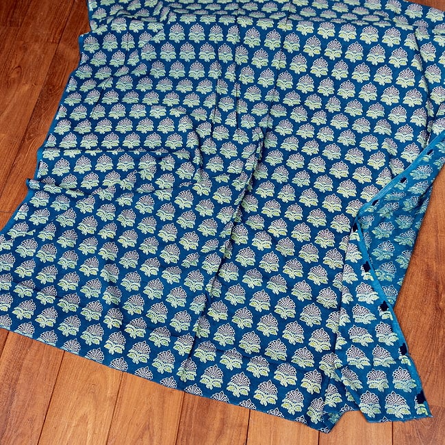 【5個セット】〔1m単位切り売り〕インドの伝統息づく　昔ながらのインディゴ藍染　ボタニカルデザイン布　ネイビー系〔幅約109cm〕 7 - 全体写真です