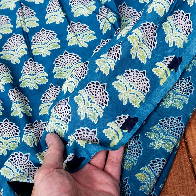 【5個セット】〔1m単位切り売り〕インドの伝統息づく　昔ながらのインディゴ藍染　ボタニカルデザイン布　ネイビー系〔幅約109cm〕 8 - 生地の拡大写真です