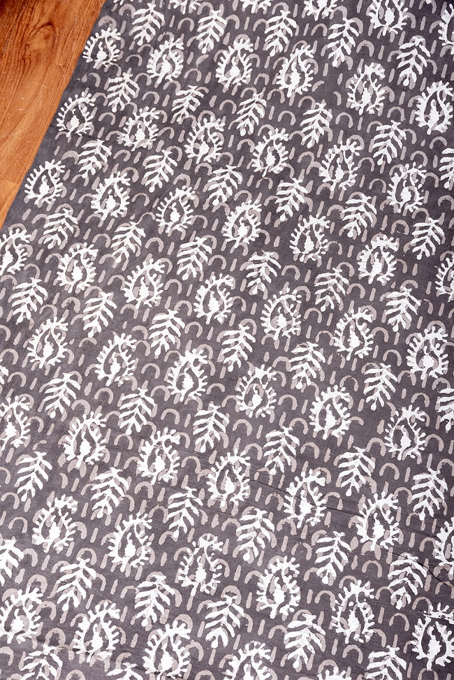 【5個セット】〔1m単位切り売り〕昔ながらの木版泥染め　ダブプリント　グレー系〔幅約115cm〕 4 - とても良い雰囲気