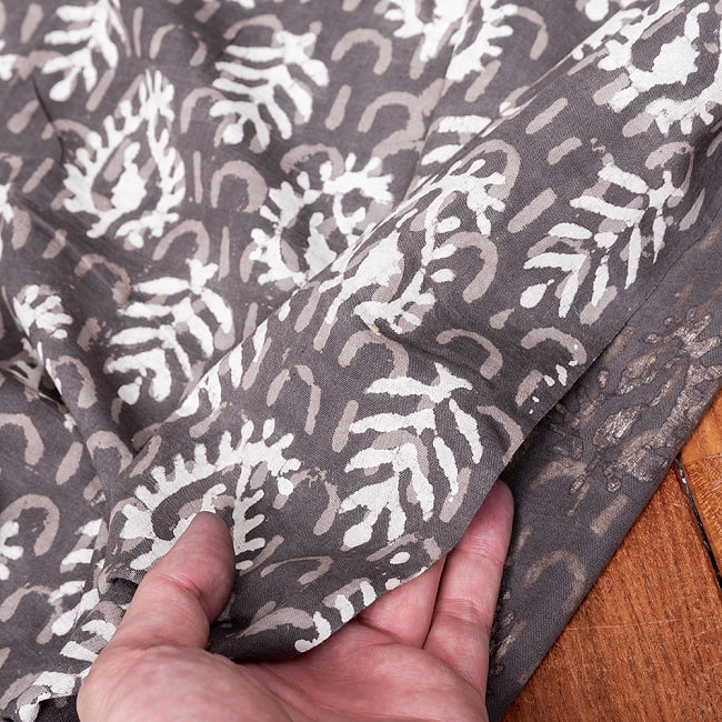 【5個セット】〔1m単位切り売り〕昔ながらの木版泥染め　ダブプリント　グレー系〔幅約115cm〕 8 - 生地の拡大写真です