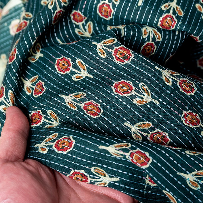 【5個セット】〔1m単位切り売り〕テキスタイルの伝統息づくインドから 昔ながらの小花柄布 フォレスト系〔幅約105cm〕 8 - 生地の拡大写真です