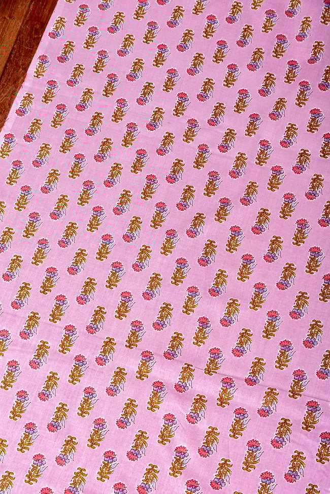 【5個セット】〔1m単位切り売り〕テキスタイルの伝統息づくインドから　昔ながらのボタニカル柄布　ピンク系〔幅約109cm〕 4 - とても良い雰囲気