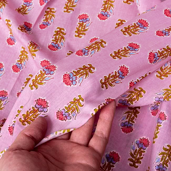 【5個セット】〔1m単位切り売り〕テキスタイルの伝統息づくインドから　昔ながらのボタニカル柄布　ピンク系〔幅約109cm〕 8 - 生地の拡大写真です