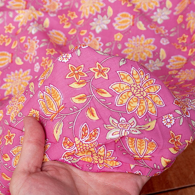 【5個セット】〔1m単位切り売り〕テキスタイルの伝統息づくインドから　昔ながらの小花柄布　ピンク系〔幅約108cm〕 8 - 生地の拡大写真です
