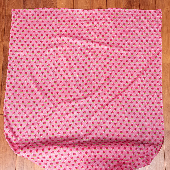 【5個セット】〔1m単位切り売り〕テキスタイルの伝統息づくインドから　昔ながらの小花柄布　ピンク系〔幅約107cm〕 3 - 1m単位で、ご注文個数に応じた長さでお送りいたします。横幅100cm以上ある大きな布なので、たっぷり使えます。