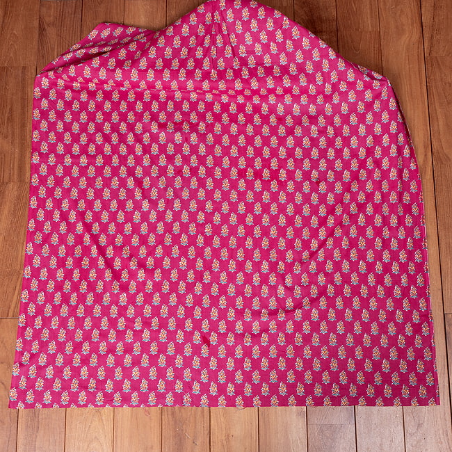 【5個セット】〔1m単位切り売り〕テキスタイルの伝統息づくインドから　昔ながらのボタニカル柄布　ビビッドピンク系〔幅約107cm〕 3 - 1m単位で、ご注文個数に応じた長さでお送りいたします。横幅100cm以上ある大きな布なので、たっぷり使えます。