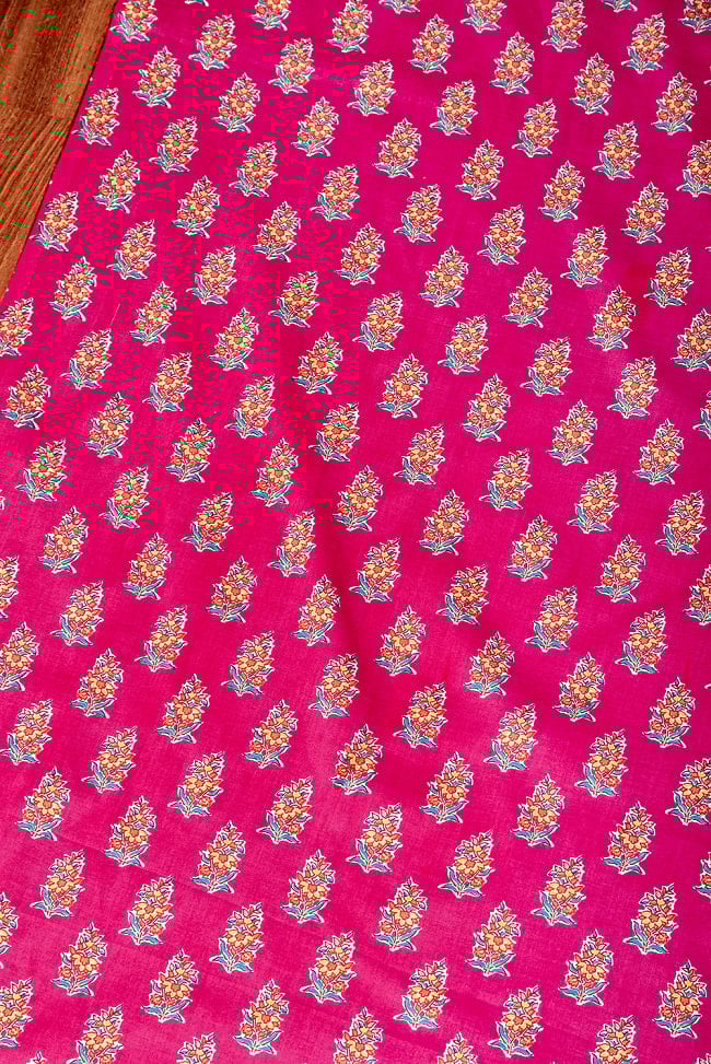 【5個セット】〔1m単位切り売り〕テキスタイルの伝統息づくインドから　昔ながらのボタニカル柄布　ビビッドピンク系〔幅約107cm〕 4 - とても良い雰囲気