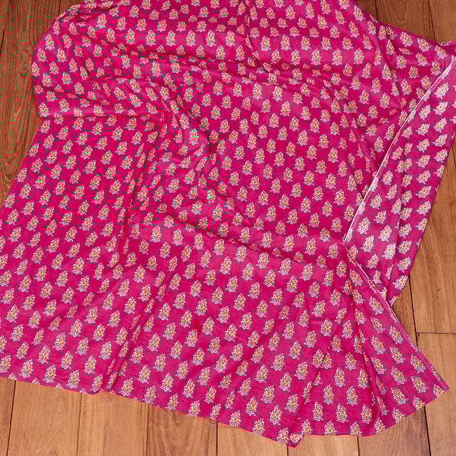 【5個セット】〔1m単位切り売り〕テキスタイルの伝統息づくインドから　昔ながらのボタニカル柄布　ビビッドピンク系〔幅約107cm〕 7 - 全体写真です