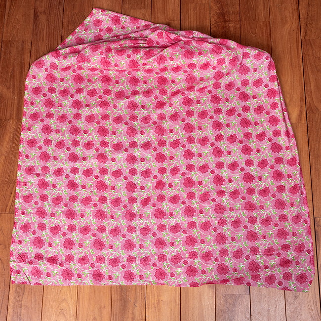 【5個セット】〔1m単位切り売り〕テキスタイルの伝統息づくインドから　昔ながらのボタニカル柄布　ピンク系〔幅約108cm〕 3 - 1m単位で、ご注文個数に応じた長さでお送りいたします。横幅100cm以上ある大きな布なので、たっぷり使えます。