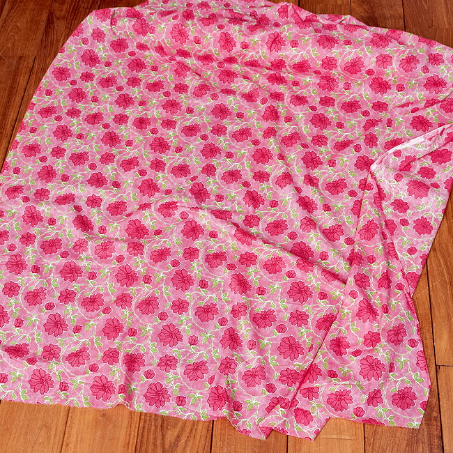 【5個セット】〔1m単位切り売り〕テキスタイルの伝統息づくインドから　昔ながらのボタニカル柄布　ピンク系〔幅約108cm〕 7 - 全体写真です