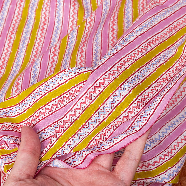【5個セット】〔1m単位切り売り〕南インドのカラフルストライプ布　ピンク・青緑系〔幅約109cm〕 8 - 生地の拡大写真です