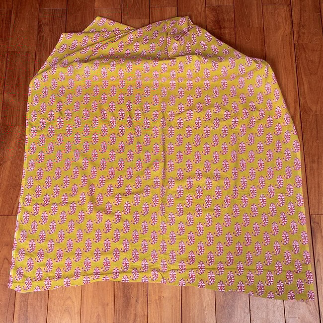 【5個セット】〔1m単位切り売り〕南インドの民族模様　昔ながらのペイズリー布　黄緑系〔幅約109cm〕 3 - 1m単位で、ご注文個数に応じた長さでお送りいたします。横幅100cm以上ある大きな布なので、たっぷり使えます。