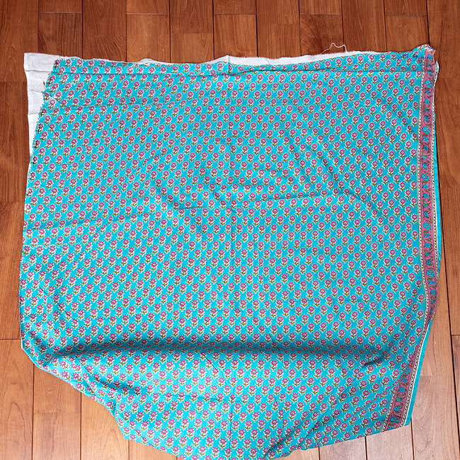 【5個セット】〔1m単位切り売り〕テキスタイルの伝統息づくインドから　昔ながらの小花柄布　青緑系〔幅約111cm〕 3 - 1m単位で、ご注文個数に応じた長さでお送りいたします。横幅100cm以上ある大きな布なので、たっぷり使えます。