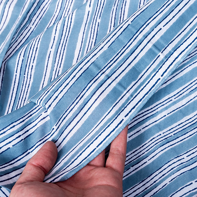 【5個セット】〔1m単位切り売り〕テキスタイルの伝統息づくインドから ストライプ布 水色系〔幅約109cm〕 8 - 生地の拡大写真です