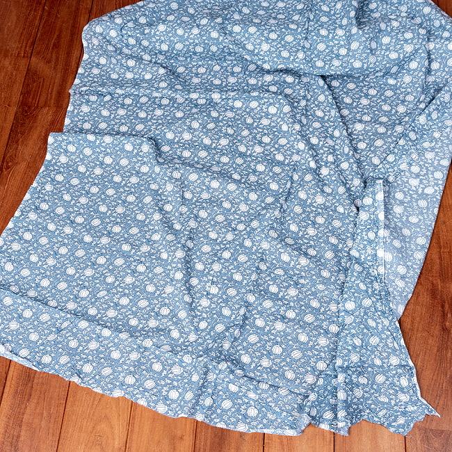 【5個セット】〔1m単位切り売り〕テキスタイルの伝統息づくインドから　昔ながらの更紗模様布　水色系〔幅約106cm〕 7 - 全体写真です