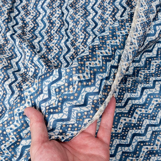 【5個セット】〔1m単位切り売り〕南インドのジグザグ模様　シェブロン・ストライプ布　ブルー系〔幅約107cm〕 8 - 生地の拡大写真です