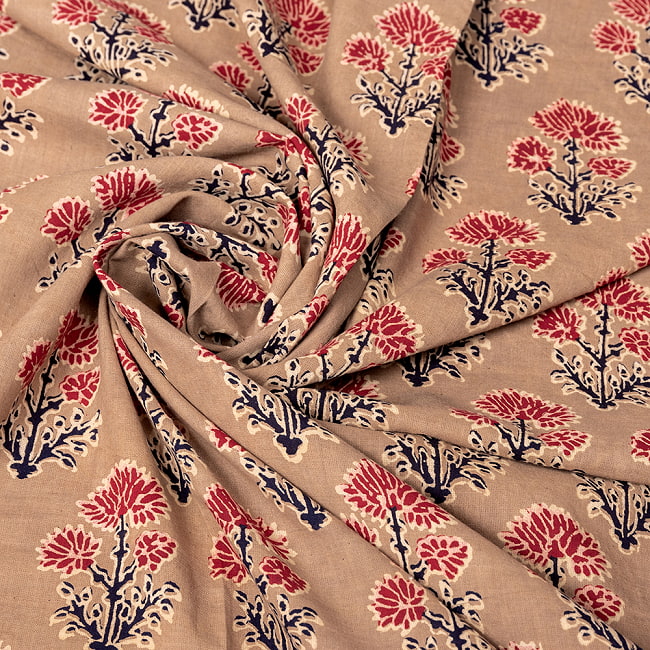 【5個セット】〔1m単位切り売り〕テキスタイルの伝統息づくインドから　昔ながらの花柄　ブラウン系〔幅約110cm〕 6 - インドならではの風合い