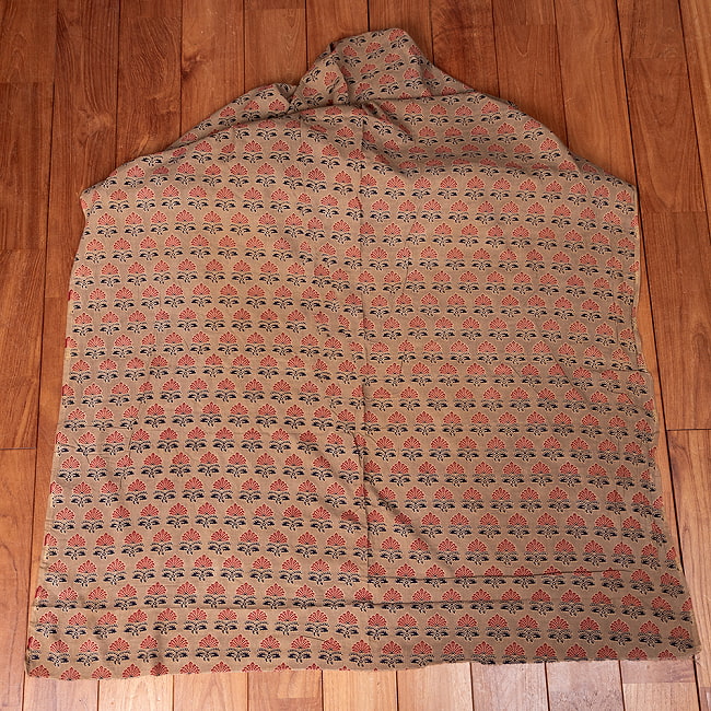 【5個セット】〔1m単位切り売り〕テキスタイルの伝統息づくインドから　昔ながらの花柄　ブラウン系〔幅約107cm〕 3 - 1m単位で、ご注文個数に応じた長さでお送りいたします。横幅100cm以上ある大きな布なので、たっぷり使えます。