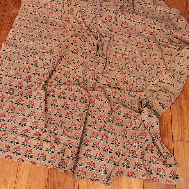 【5個セット】〔1m単位切り売り〕テキスタイルの伝統息づくインドから　昔ながらの花柄　ブラウン系〔幅約107cm〕 7 - 全体写真です