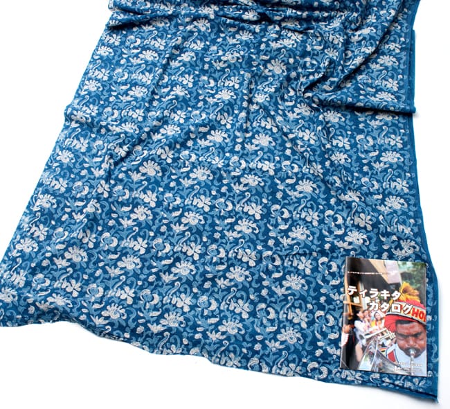 【3個セット】〔90cm切り売り〕インディゴブルーの伝統泥染め布 - 唐草〔幅約110cm〕 3 - 横幅もしっかり大きなサイズ。右下にあるのはサイズ比較用の当店A4サイズカタログです。