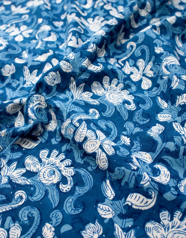 【3個セット】〔90cm切り売り〕インディゴブルーの伝統泥染め布 - 唐草〔幅約110cm〕 4 - 拡大写真です。ハンドメイドだからこその雰囲気があります。