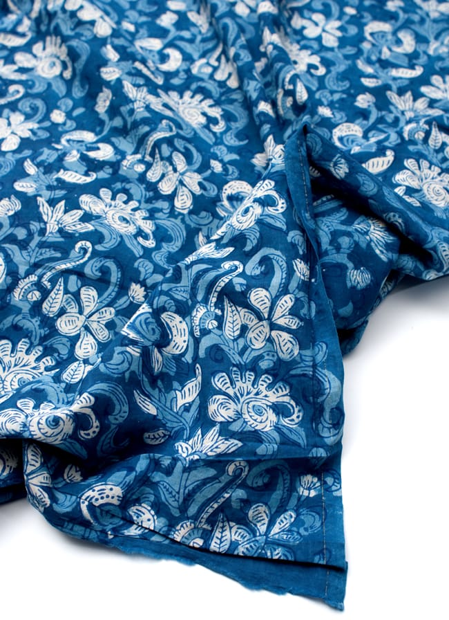 【3個セット】〔90cm切り売り〕インディゴブルーの伝統泥染め布 - 唐草〔幅約110cm〕 5 - フチの写真です