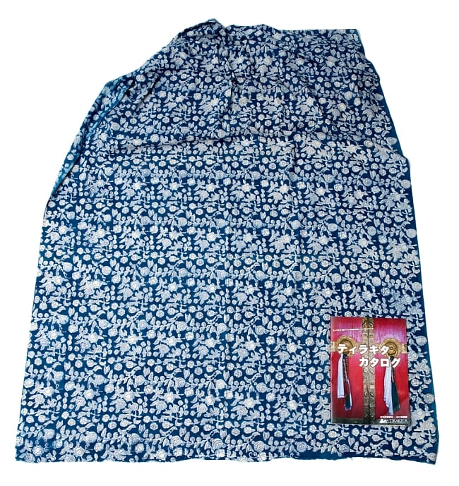 【3個セット】〔90cm切り売り〕インディゴブルーの伝統泥染め布 - 更紗柄〔幅約109cm〕 3 - 横幅もしっかり大きなサイズ。右下にあるのはサイズ比較用の当店A4サイズカタログです。