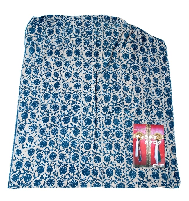 【3個セット】〔90cm切り売り〕インディゴブルーの伝統泥染め布 - 更紗柄〔幅約111cm〕 3 - 横幅もしっかり大きなサイズ。右下にあるのはサイズ比較用の当店A4サイズカタログです。