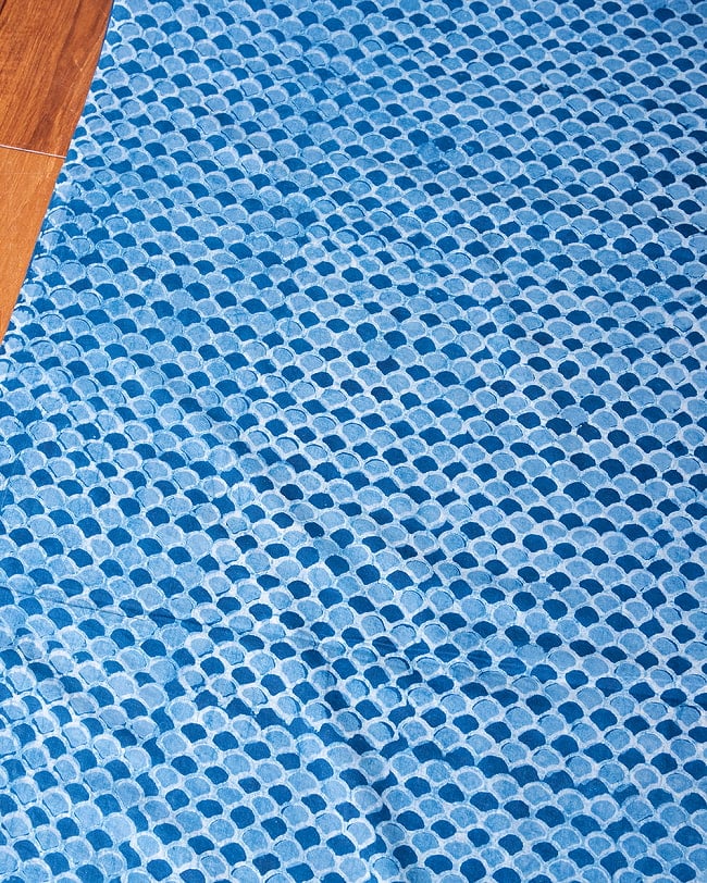 【3個セット】〔90cm切り売り〕インディゴブルーの伝統泥染め布 - 波柄〔幅約109cm〕 4 - 拡大写真です。ハンドメイドだからこその雰囲気があります。