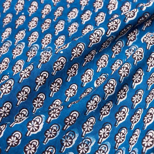 【3個セット】〔90cm切り売り〕インディゴブルーの伝統泥染め布 - ボタニカル柄〔幅約109cm〕 10 - 拡大写真です