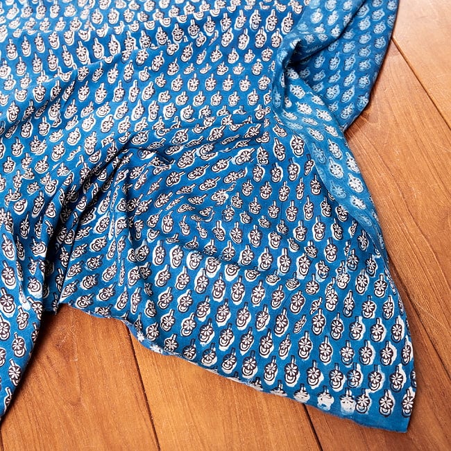 【3個セット】〔90cm切り売り〕インディゴブルーの伝統泥染め布 - ボタニカル柄〔幅約109cm〕 6 - 縁はこのようになっております