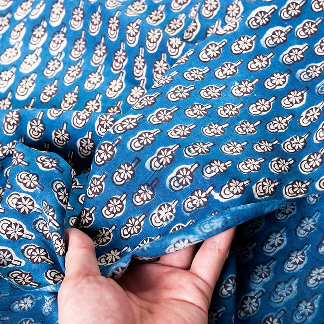 【3個セット】〔90cm切り売り〕インディゴブルーの伝統泥染め布 - ボタニカル柄〔幅約109cm〕 7 - 他にはない手作りの質感を感じていただけるかと思います
