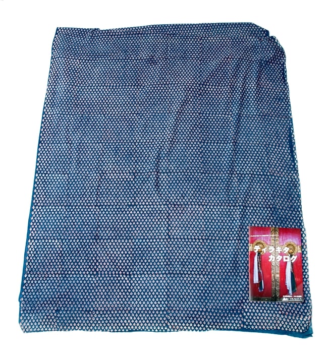 【3個セット】〔90cm切り売り〕インディゴブルーの伝統泥染め布 - ボタニカル柄〔幅約109cm〕 3 - 横幅もしっかり大きなサイズ。右下にあるのはサイズ比較用の当店A4サイズカタログです。