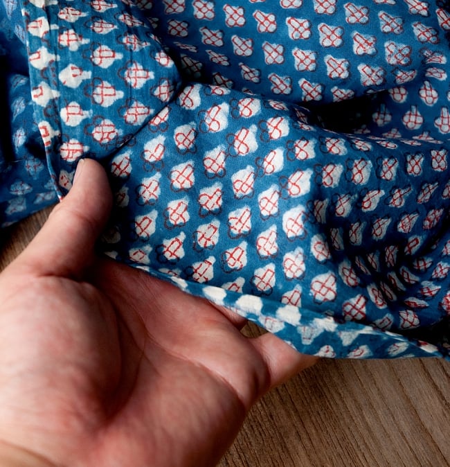 【3個セット】〔90cm切り売り〕インディゴブルーの伝統泥染め布 - ボタニカル柄〔幅約109cm〕 7 - 他にはない手作りの質感を感じていただけるかと思います