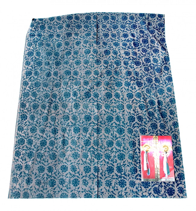 【3個セット】〔90cm切り売り〕インディゴブルーの伝統泥染め布 - 更紗柄〔幅約112cm〕 3 - 横幅もしっかり大きなサイズ。右下にあるのはサイズ比較用の当店A4サイズカタログです。