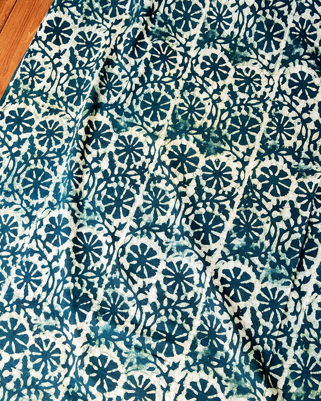 【3個セット】〔90cm切り売り〕インディゴとナスパルの伝統泥染め布  深緑 -  更紗柄〔幅約110cm〕 4 - 拡大写真です。ハンドメイドだからこその雰囲気があります。