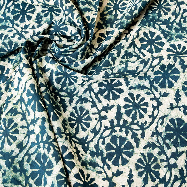 【3個セット】〔90cm切り売り〕インディゴとナスパルの伝統泥染め布  深緑 -  更紗柄〔幅約110cm〕 7 - 他にはない手作りの質感を感じていただけるかと思います